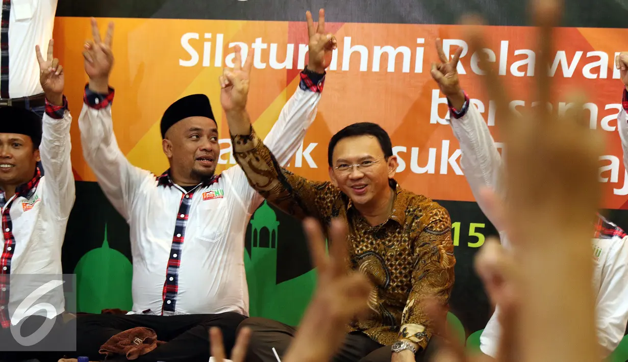 Cagub DKI Jakarta, Basuki Tjahaja Purnama (kanan) disambut Relawan Nusantara saat menghadiri peringatan Maulid Nabi Muhammad SAW 1438H di Jakarta, Minggu (15/1). Acara dihadiri ratusan anggota Relawan Nusantara. (Liputan6.com/Helmi Fithriansyah)