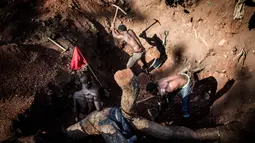 Sejumlah penambang liar sedang menggali untuk mencari emas dan batu ruby di tambang Gemfields di Montepuez, Mozambik (14/2). (AFP/John Wessels)