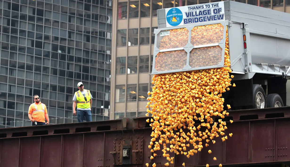 Bebek karet dijatuhkan ke Sungai Chicago untuk memulai Windy City Rubber Ducky Derby di Chicago, Illinois (3/8). 60.000 bebek karet memulai balapan yang mengumpulkan sekitar $ 350.000 untuk Olimpiade Khusus Illinois. (Scott Olson/GettyImages/AFP)