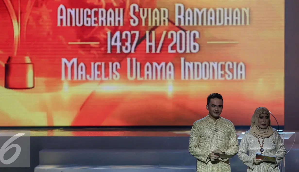 Suasana malam Anugerah Syiar Ramadhan (ASR) di Jakarta, Sabtu (13/8). ASR memberikan penghargaan kepada stasiun televisi yang memuat siaran dakwah terbaik selama Ramadan 1437 H. (Liputan6.com/Faizal Fanani)