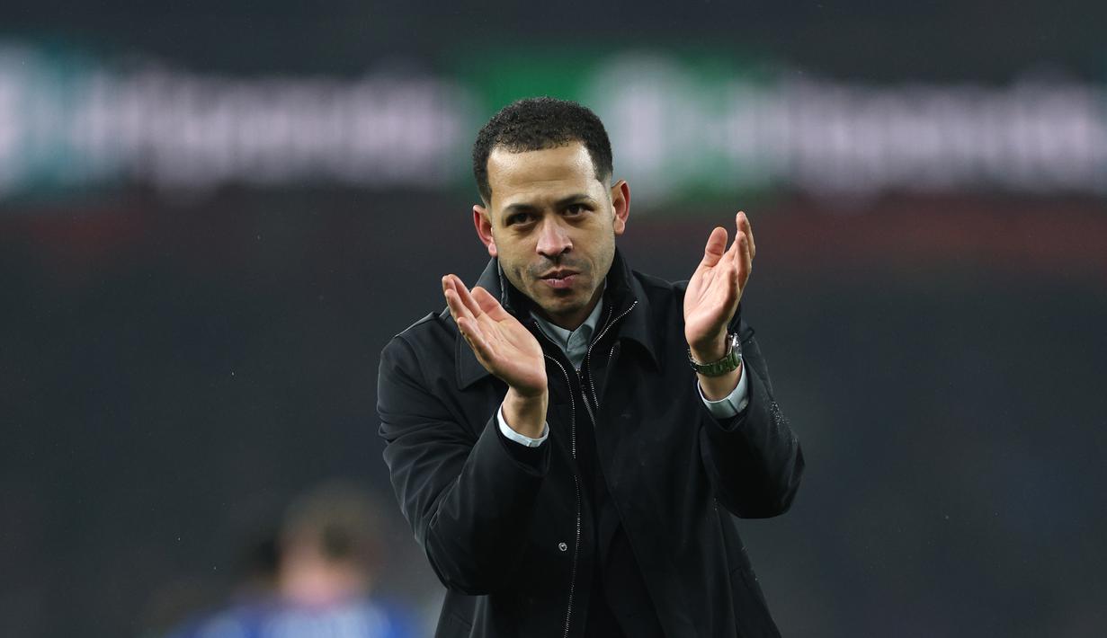 Manajer Chelsea, Liam Rosenior, menyapa para penggemar di akhir pertandingan leg kedua semifinal Carabao Cup melawan Arsenal di Emirates Stadium, Rabu (4/2/2026) dini hari WIB. (AP Photo/Ian Walton)