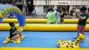 Beberapa peserta berfoto dalam acara yang bertajuk City Slide Festa 2015 di pusat kota Seoul, Korea Selatan, Minggu (19/07/2015). Seluncuran air dengan panjang 350 meter ini merupakan yang terpanjang di Korea. (REUTERS/Kim Hong-Ji)
