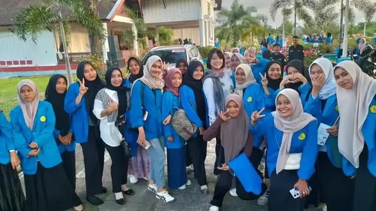 Isi Acara di Kampus Aceh, Ini 7 Potret Leony saat Berkerudung Ditemani Pacar Bule