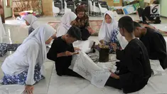 Murid SLB Mekar Sari 1 Cibinong saat mengikuti pelatihan membatik, Cibinong, Bogor, Jawa Barat, Rabu (18/9/2019). Ekstrakurikuler yang rutin dilaksanakan seminggu sekali ini untuk membekali para siswa keterampilan membatik. (merdeka.com/Arie Basuki)