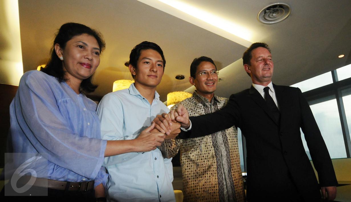 Rio Haryanto (kedua kiri) bersama Sandiaga Uno bersalaman usai memberikan keterangan di gedung Recapital, Jakarta, Selasa (16/2/2016). Saat ini kiprah Rio masih terhadang kendala uang kontrak senilai 12,5 juta euro. (Liputan6.com/Helmi Fithriansyah)