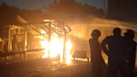 Kebakaran SPBE Cimuning, Kecamatan Mustika Jaya, Kota Bekasi, Rabu (1/4/2026) malam, juga berdampak ke permukiman warga sekitar. (Foto: Istimewa)