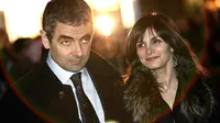 Rowan Atkinson dan Sunetra Sastry. (AP Photo/Lefteris Pitarakis)