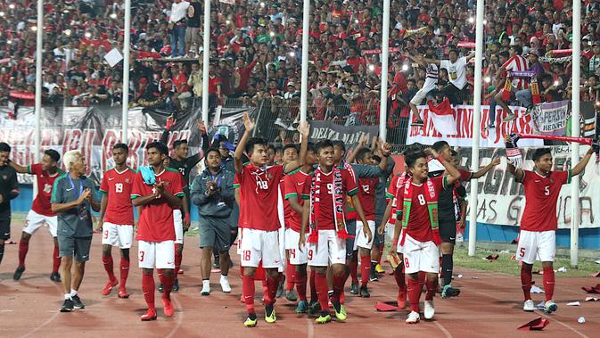 Para pemain Timnas Indonesia U-16 menyapa suporter setelah mengalahkan Timor Leste 3-0 pada matchday keempat Piala AFF U-16 2018 di Stadion Gelora Delta, Sidoarjo, Sabtu (4/8/2018). (Bola.com/Aditya Wany)