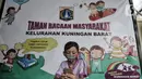 Siswa menggunakan fasilitas wifi saat mengikuti pembelajaran jarak jauh di Balai Warga Kelurahan Kuningan Barat, Mampang Prapatan, Jakarta, Kamis (27/8/2020). Fasilitas wifi gratis dari Kelurahan Kuningan Barat untuk meringankan beban orangtua siswa. (merdeka.com/Iqbal S. Nugroho)