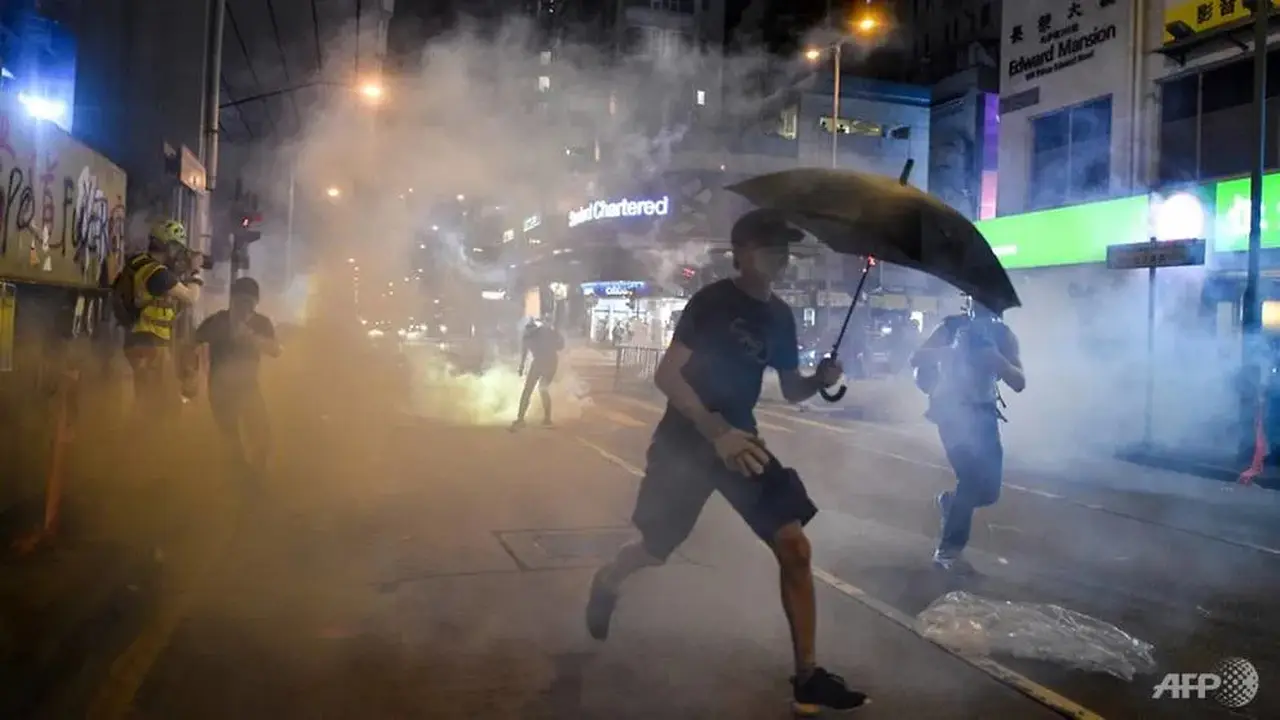 Polisi gunakan gas air mata untuk bubarkan demonstran.