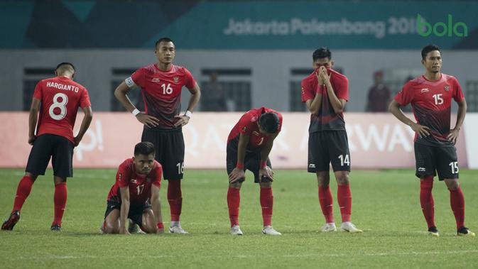 Pemain Indonesia tampak kecewa usai ditaklukkan Uni Emirat Arab (UEA) pada laga Asian Games di Stadion Wibawa Mukti, Jawa Barat, Jumat (24/8/2018). (Bola.com/Vitalis Yogi Trisna)