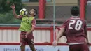 Bambang Pamungkas (kiri) mengontrol bola saat sesi latihan tim jelang laga Gojek Liga 1 bersama Bukalapak di Stadion PTIK, Jakarta, Senin (25/6/2018). Persija akan melawan Persebaya pada 26 Juni 2018. (Bola.com/Nick Hanoatubun)