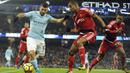 Penyerang Manchester City, Sergio Aguero (kiri) mencoba melewati adangan pemain Watford pada lanjutan Premier League di Etihad stadium, Manchester, (2/1/2018).  City menang 3-1.  (AP/Rui Vieira)