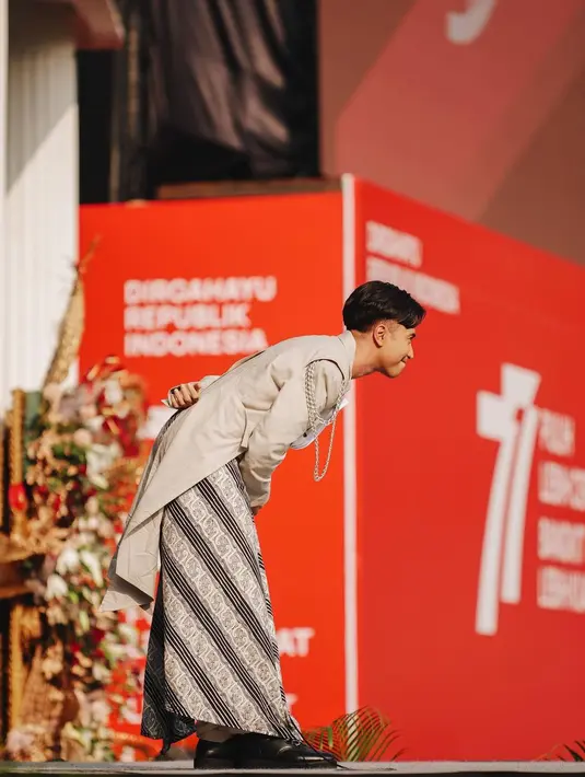 Unggahan Vidi Aldiano kebanjiran respons positif warganet. Uniknya, banyak yang menyebutnya sebagai penyanyi kalem. Rupanya ini merujuk pada klaim Vidi Aldiano saat berpose dalam sebuah foto dengan Lyodra Ginting. Foto yang diunggah di Instagram Stories itu disertai keterangan, “Kalem banget kita @lyodraginting.” “Penyanyi kalem,” cuit akun @yose**** di kolom komentar. “Tolong hadirkan bundle penyanyi kalem di vidi o game,” @halo**** menimpali. (Foto: Dok. Instagram @vidialdiano)
