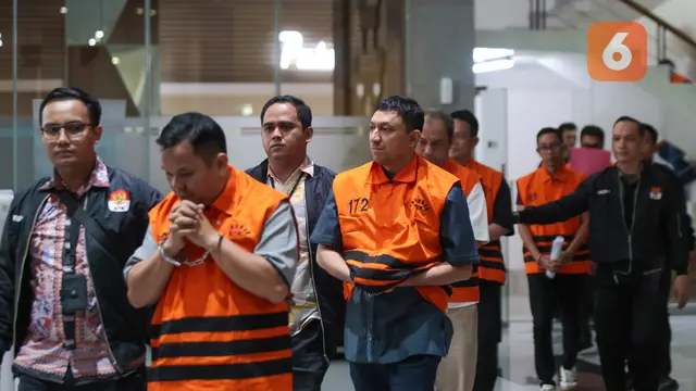 8 Tersangka Dugaan Suap HGB Digiring ke Mobil Tahanan