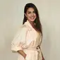 Aktris Bollywood, Priyanka Chopra menghadiri gala tahunan Hammer Museum di Los Angeles, 14 Oktober 2017. Priyanka mengenakan outer sutra berwarna peach rose yang dipadukan dengan gaun paillette-adorned. (Jordan Strauss/Invision/AP)