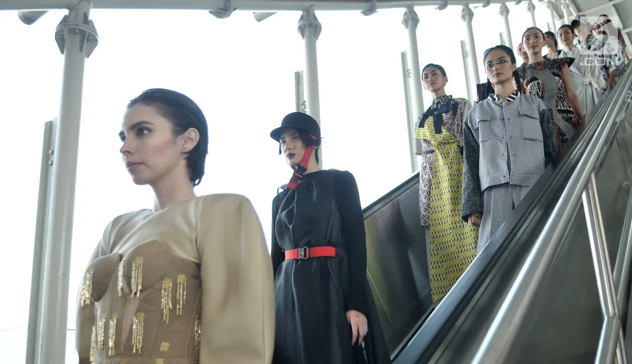 Model menuruni eskalator saat memeragakan busana pada acara Jakarta Fashion & Food Festival (JFFF) 2019 dalam gerbong Light Rail Transit (LRT) Jakarta rute Stasiun Velodrome-Stasiun Boulevard Utara, Jakarta, Selasa (13/8/2019). Busana hasil karya dari 11 desainer unggulan. (merdeka.com/IqbalNugroho)