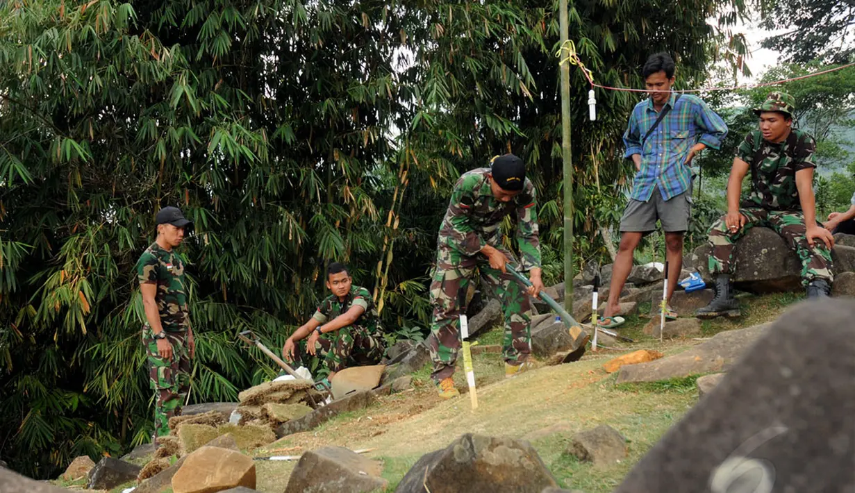 Beberapa anggota TNI dikerahkan untuk membantu Tim Nasional Penelitian Situs Gunung Padang bentukan Kementerian Pendidikan dan Kebudayaan melakukan kegiatan ekplorasi dan penelitian, (19/9/2014). (Liputan6.com/Helmi Fithriansyah)