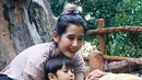 Ardina menunjukkan keberaniannya menyentuh bahkan menggendong ular. Ia juga mengajari sang anak untuk tidak takut. (Instagram.com/ardinarasti6)