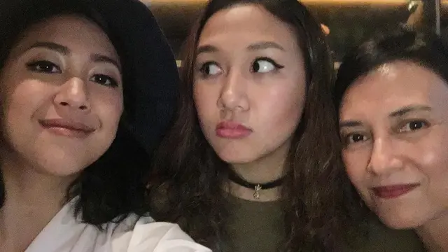 6 Potret Kebersamaan Sherina Munaf dan Adiknya, Bak Saudara Kembar
