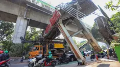 Sebuah truk  truk towing pengangkut alat berat (crane)  tersangkut dan merusak  jembatan penyeberangan orang (JPO) di Jalan Raya Kapten Tendean, Jakarta, Selasa (14/07/2026).