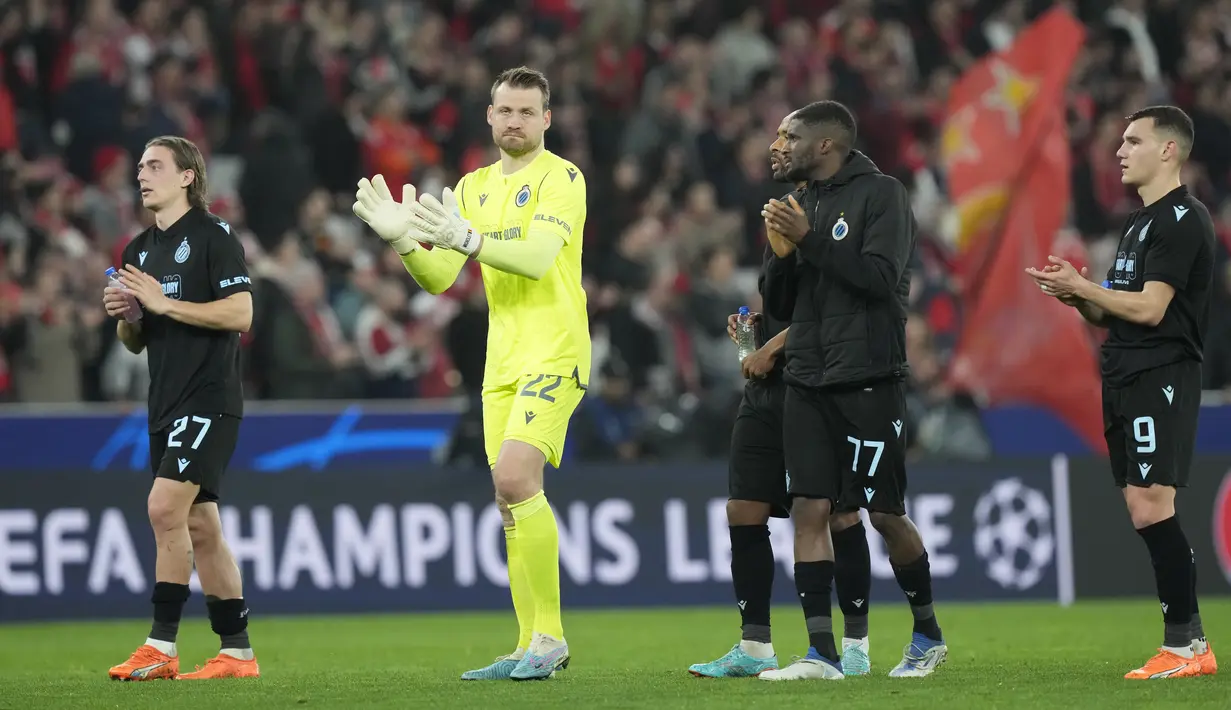<p>Para pemain Brugge bertepuk tangan pada suporter usai bertanding melawan Benfica pada pertandingan babak 16 besar Liga Champions di stadion Luz di Lisbon, Portugal, Rabu (8/3/2023). Benfica menang telak atas Club Brugge 5-1 dengan agregat 7-1 sekaligus memastikan mereka lolos ke perempatfinal Liga Champions. (AP Photo/Armando Franca)</p>