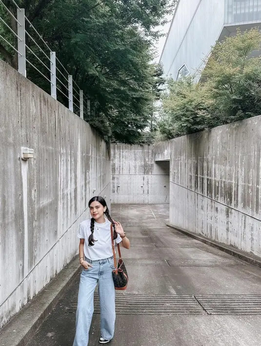 T-shirt putih tak akan ernah mengecewakan untuk presentasikan gaya sederhana namun chic. [Foto: Instagram/ Audi Marissa]