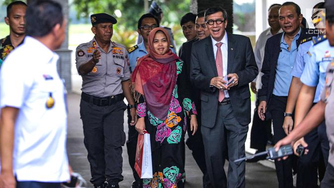 Siti Aisyah didampingi Menteri Hukum dan HAM Yasonna Laoly tiba di Bandara Halim Perdanakusuma, Jakarta, Senin (11/3). Siti Aisyah dibebaskan oleh Pengadilan Tinggi Shah Alam terkait kasus dugaan pembunuhan Kim Jong-Nam. (Liputan6.com/Faizal Fanani)