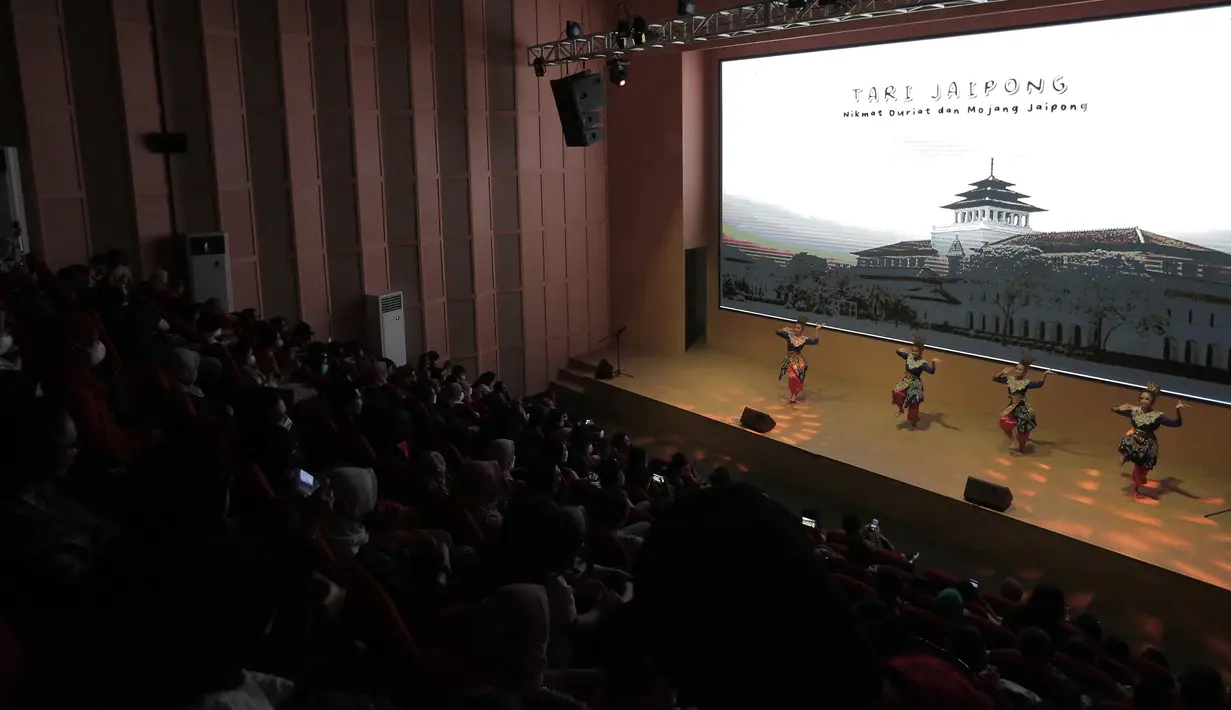 Anak-anak dan remaja tampil dalam drama musikal Bersama Lestarikan Indonesia (Bestari) di Aula Teater Museum Nasional, Jakarta, Sabtu (22/10/2022). Penghasilan dari tiket pada acara ini didonasikan untuk Yayasan Kanker Anak Indonesia. (Liputan6.com/Johan Tallo)