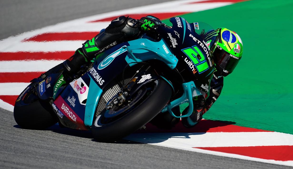 Pembalap Petronas Yamaha, Franco Morbidelli, saat mengikuti sesi latihan bebas MotoGP Catalunya di Circuit de Barcelona-Catalunya, Jumat (25/9/2020). Pembalab Yamaha, Morbidelli, finish pertama dengan catatan waktu satu menit 39,789 detik. (AFP/Lluis Gene)