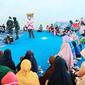 Para petugas gabungan TNI-Polri polres Garut menggelar kegiatan trauma healing bagi pengungsi korban banjir bandang kecamatn Karangtengah, Garut. (Liputan6.com/Jayadi Supriadin)
