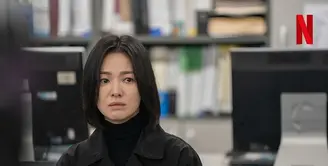 Lemari pakaian Dong Eun penuh dengan baju lengan panjang untuk menutupi bekas luka sebagai korban bullying. [Foto: @netflix]