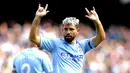 Striker Manchester City, Sergio Aguero, melakukan selebrasi usai membobol gawang Brighton and Hove Albion pada laga Premier Leauge 2019 di Stadion Etihad, Sabtu (31/8). Manchester City menang 4 gol tanpa balas. (AP/Nick Potts)