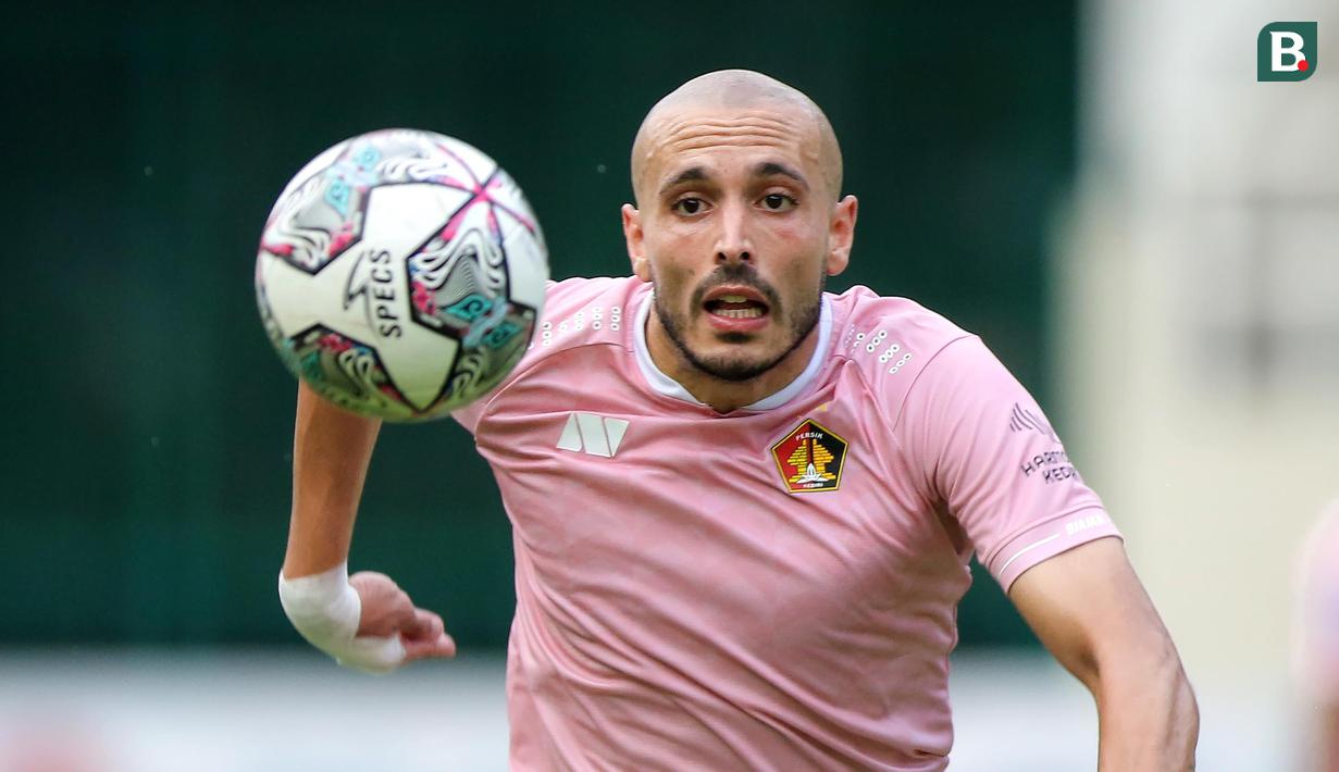 Pemain Persik Kediri, Youssef Ezzejjari Lhasnaoui mengejar bola saat laga pekan ketujuh BRI Liga 1 2021/2022 antara PSIS Semarang melawan Persik Kediri di Stadion Manahan, Solo, Jumat (15/10/2021). (Bola.com/Bagaskara Lazuardi)