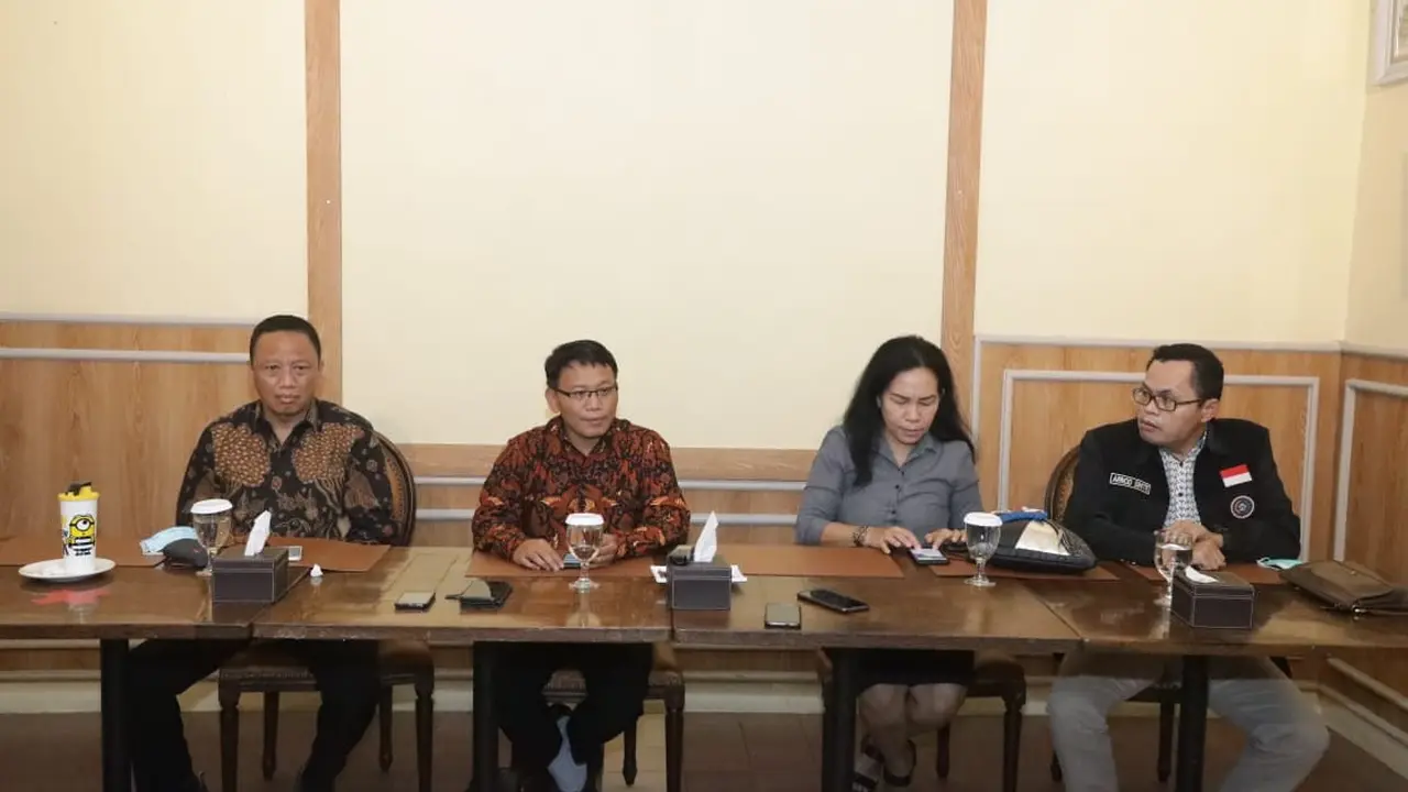Presiden KSPN dan Sekjen Presidium SP/SB Indonesia Ristadi menjawab tuduhan tim tripartit hanya sekedar stempel belaka.