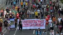 Relawan Komunitas Peduli ASEAN melakukan aksi di jalan MH Thamrin, Jakarta, Minggu (13/3/2016). Relawan ini mengajak masyarakat menggunakan kaos bergambar tentang ke-Indonesia-an dan memposting ke seluruh media sosial. (Liputan6.com/Helmi Fithriansyah)