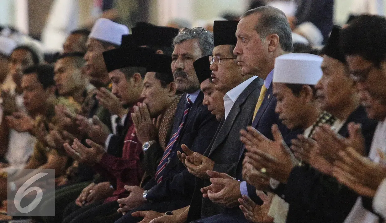 Wakil Presiden Jusuf Kalla dan Presiden Turki Reccep Tayyip Erdogan berdoa usai shalat Jumat di Mesjid Istiqlal, Jakarta, Jumat (31/7/2015). Erdogan berada di Indonesia selama tiga hari dalam rangka kunjungan kenegaraan. (Liputan6.com/Faizal Fanani)