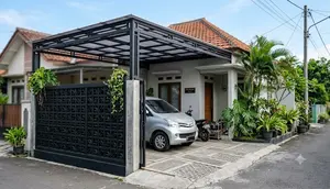 6 Model Carport dengan Dinding Roster, Bikin Sirkulasi Udara Lebih Baik