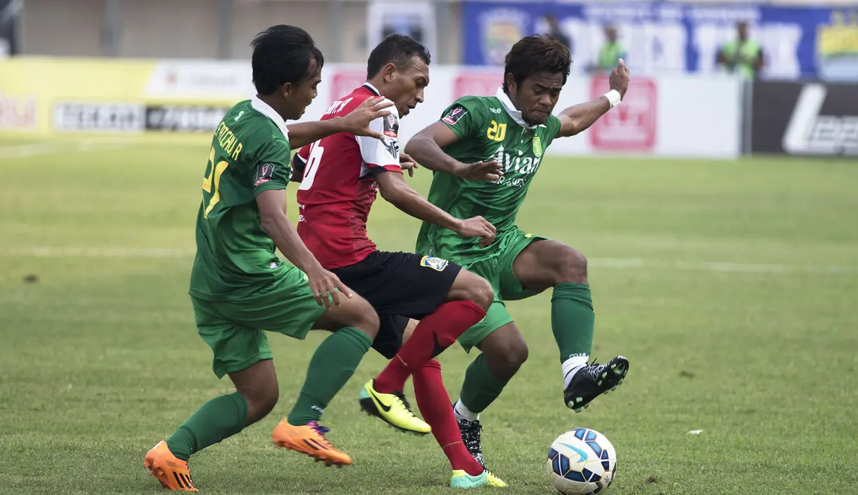 Pemain Persebaya United, Ilham Udin Armain berebut bola dengan pemain Persiba Balikpapan, Rendi Saputra, dalam lanjutan Piala Presiden 2015 di Stadion Si Jalak Harupat, Bandung. Kamis (10/9/2015). (Bola.com/Vitalis Yogi Trisna)