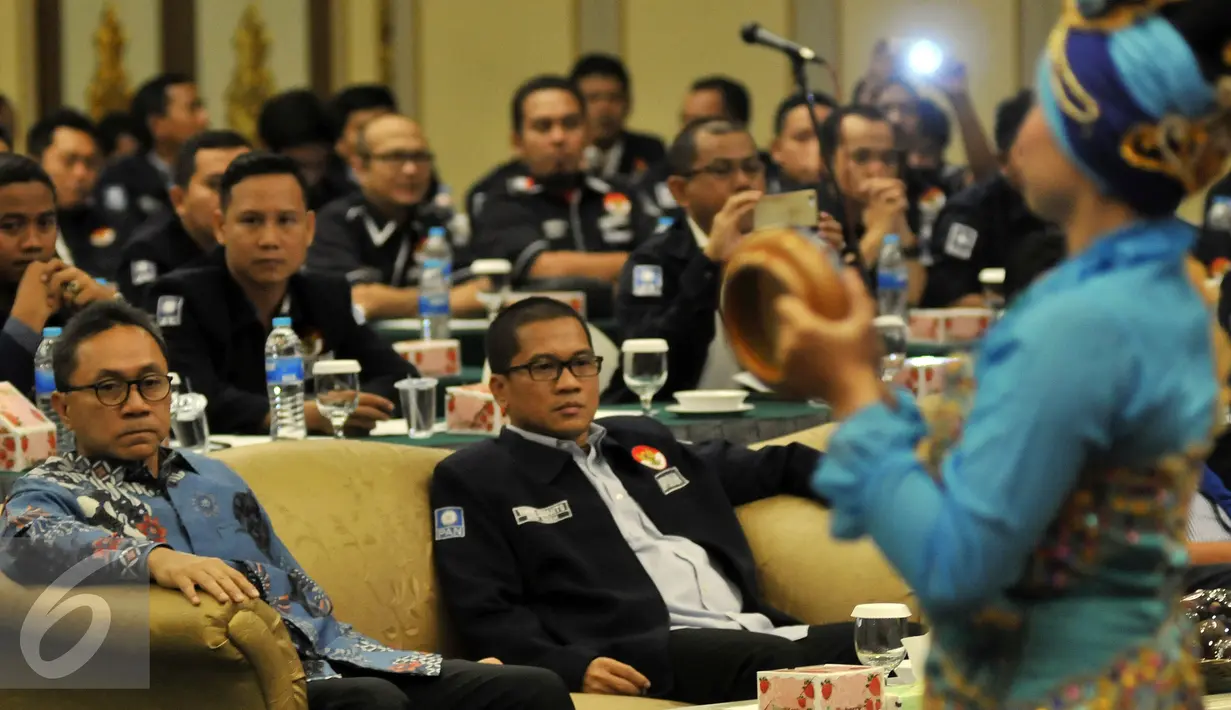 Ketua Umum Partai Amanat Nasional (PAN) Zulkifli Hasan bersama Ketua Umum BM PAN Yandri Susanto saat menghadiri acara pembukaan Rapat Pimpinan Nasional (Rapimnas) di Hotel Kartika Chandra, Jakarta (8/4/2016). (Liputan6.com/Johan Tallo)