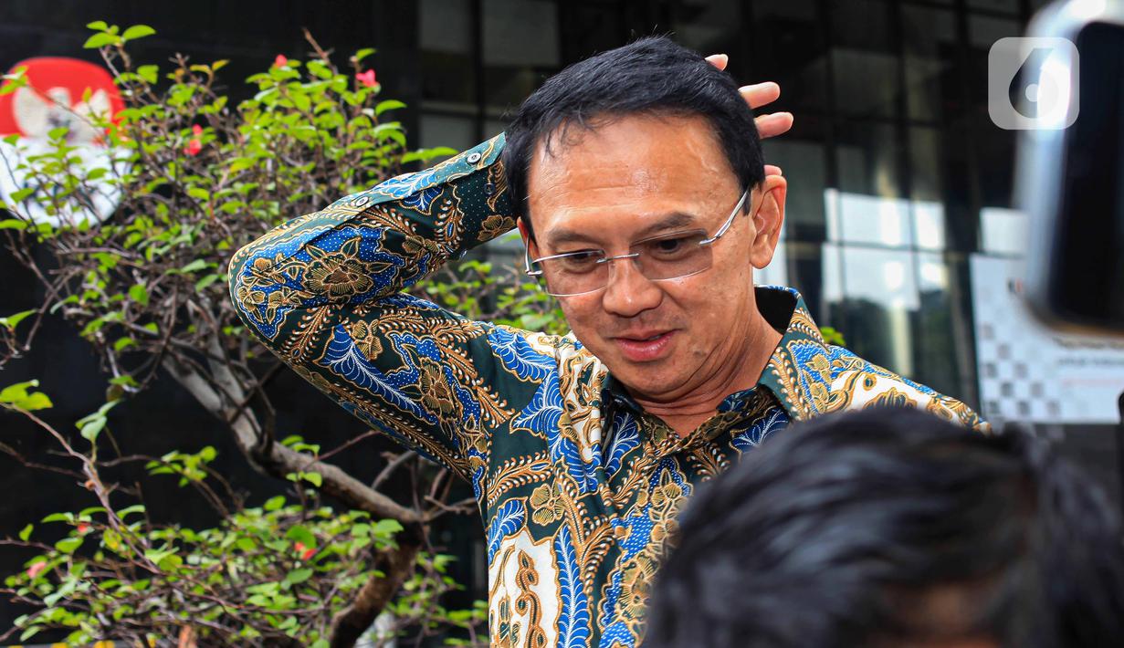 Mantan Komisaris Utama PT Pertamina (Persero), Basuki Tjahaja Purnama atau Ahok berjalan usai menjalani pemeriksaan di Gedung Merah Putih Komisi Pemberantasan Korupsi (KPK), Jakarta, Kamis (9/1/2025). (Liputan6.com/Angga Yuniar)