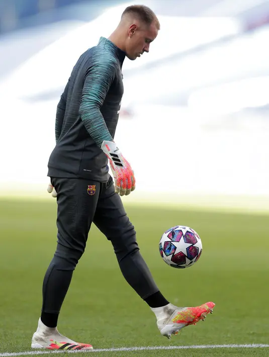 Kiper Barcelona, Marc-Andre ter Stegen menjuggling bola selama sesi latihan di stadion Da Luz, Lisbon, Portugal (13/8/2020). Barcelona akan bertanding melawan Bayern Munchen pada perempat final Liga Champions di Estadio da Luz.  (Rafael Marchante/Pool via AP)