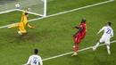 Pada menit ke-86 Romelu Lukaku mencetak gol untuk Belgia usai menerima umpan dari Yannick Carrasco. Sayang, golnya dianulir wasit usai melihat rekman VAR. Romelu Lukaku dinyatakan offside sebelum menerima umpan dari Yannick Carrasco. (AP/Pool/Massimo Rana)
