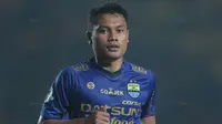 Pemain Persib Bandung, Dedi Kusnandar saat melawan PS TNI pada lanjutan Liga 1 2017 di Stadion Si Jalak Harupat, Sabtu (05/8/2017). Persib menang 3-1. (Bola.com/Nicklas Hanoatubun)