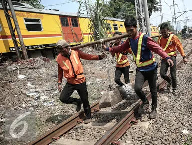 Petugas mengganti bantalan rel yang rusak pasca (KRL) Commuter Line Bogor-Tanah Abang yang anjlok di jalur Manggarai arah Sudirman, Jakarta, Rabu (18/5). KRL ka 1517 anjlok pada pukul 06.18 di km 5+4. (Liputan6.com/Faizal Fanani)