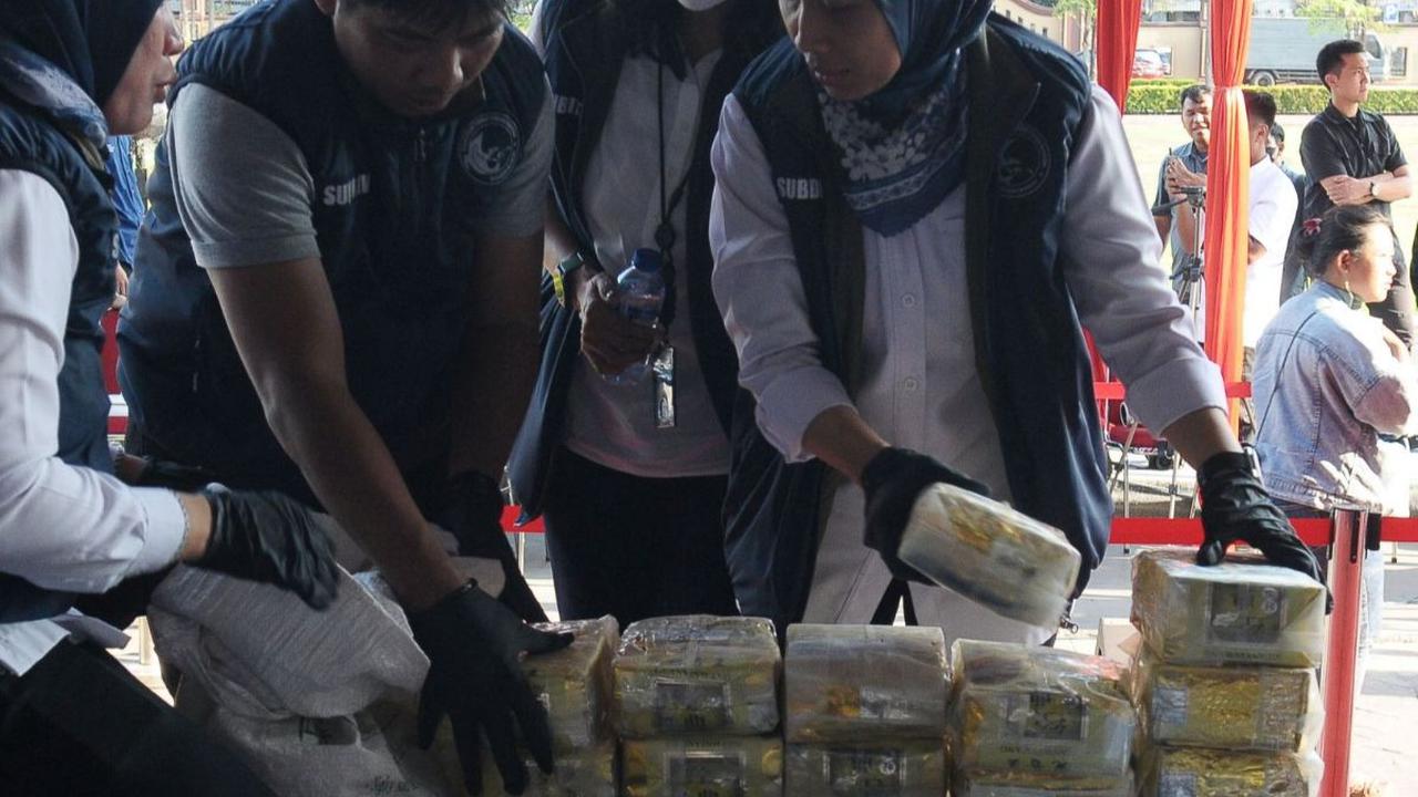 Jaringan tersebut nyatanya memang menjadikan Indonesia sebagai sasaran utama peredaran narkoba dan dikendalikan oleh Fredy Pratama yang bersembunyi di Thailand.<br>