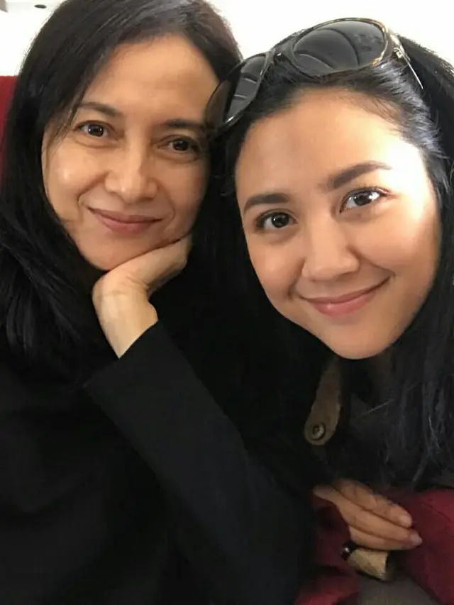 6 Potret Kebersamaan Sherina Munaf dan Ibunda, Bak Kakak Adik