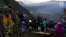 Wisatawan memadati Bukit Cinta untuk mengabadikan sunrise matahari di Kecamatan Tosari, Pasuruan, Jawa Timur, Sabtu (4/11). Bukit Cinta merupakan lokasi yang menarik untuk melihat matahari terbit. (Liputan6.com/Fery Pradolo)