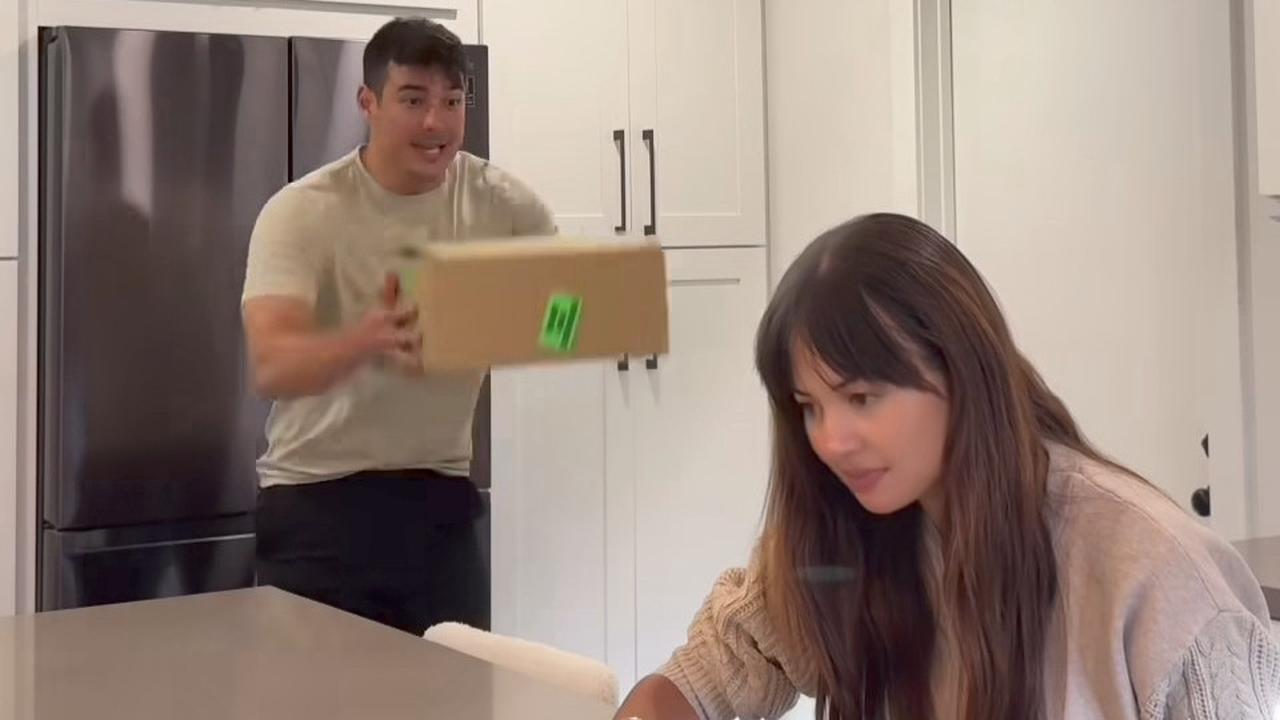 5 Potret Dapur Super Bersih Aurelie Moeremans di Amerika, Kitchen Island Luas - Semua Perabot Simpan di Lemari