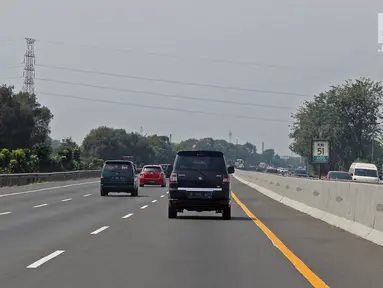 Sejumlah kendaraan melintas di ruas jalan tol Cikopo, Purwakarta, Jawa Barta, Selasa (4/6/2019). Memasuki H-1 Lebaran 2019, tidak di berlaku one way pada jalan tol  Jakarta - Cikampek dan terpantau lancar. (Liputan6.com/Herman Zakharia)